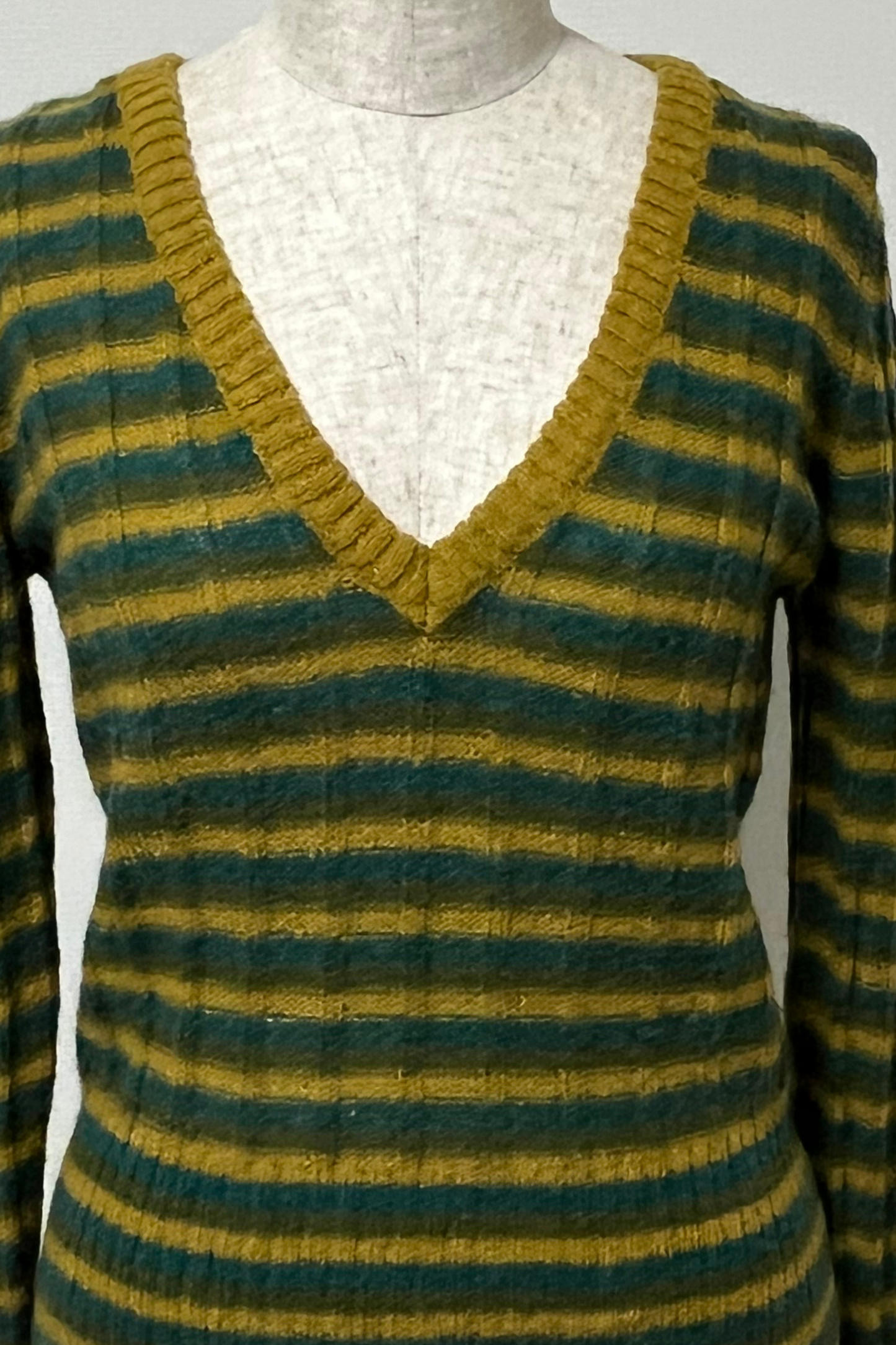 SELECTED VINTAGE / 70s Vneck knit top