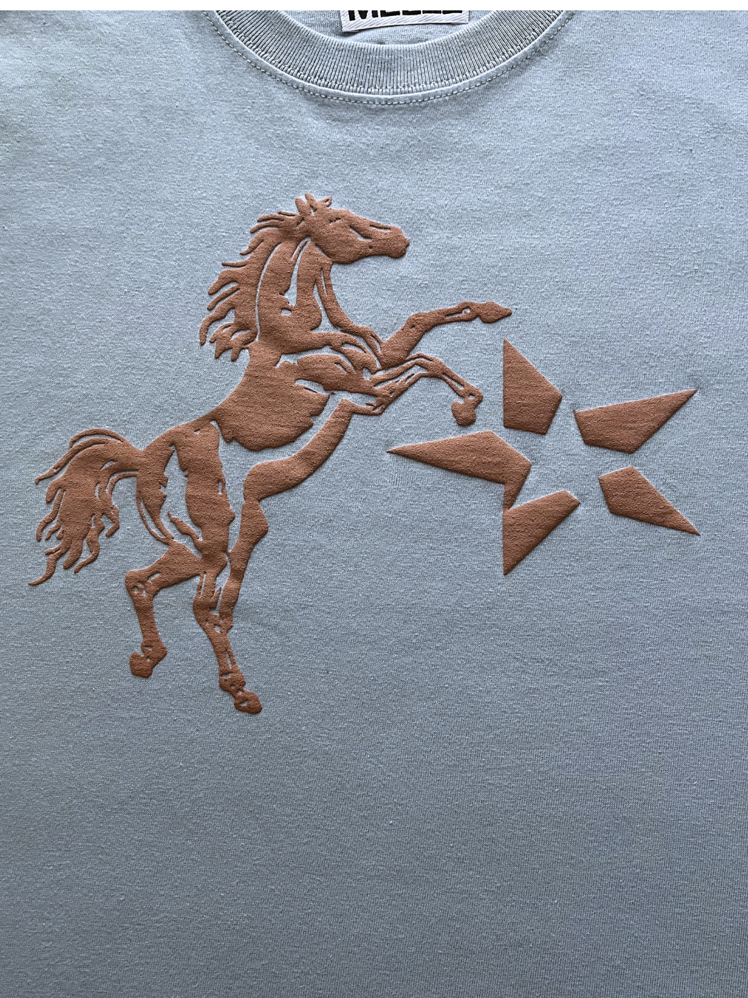 Jumpin’ Horse Fit T-shirt | Light Blue & Light Brown