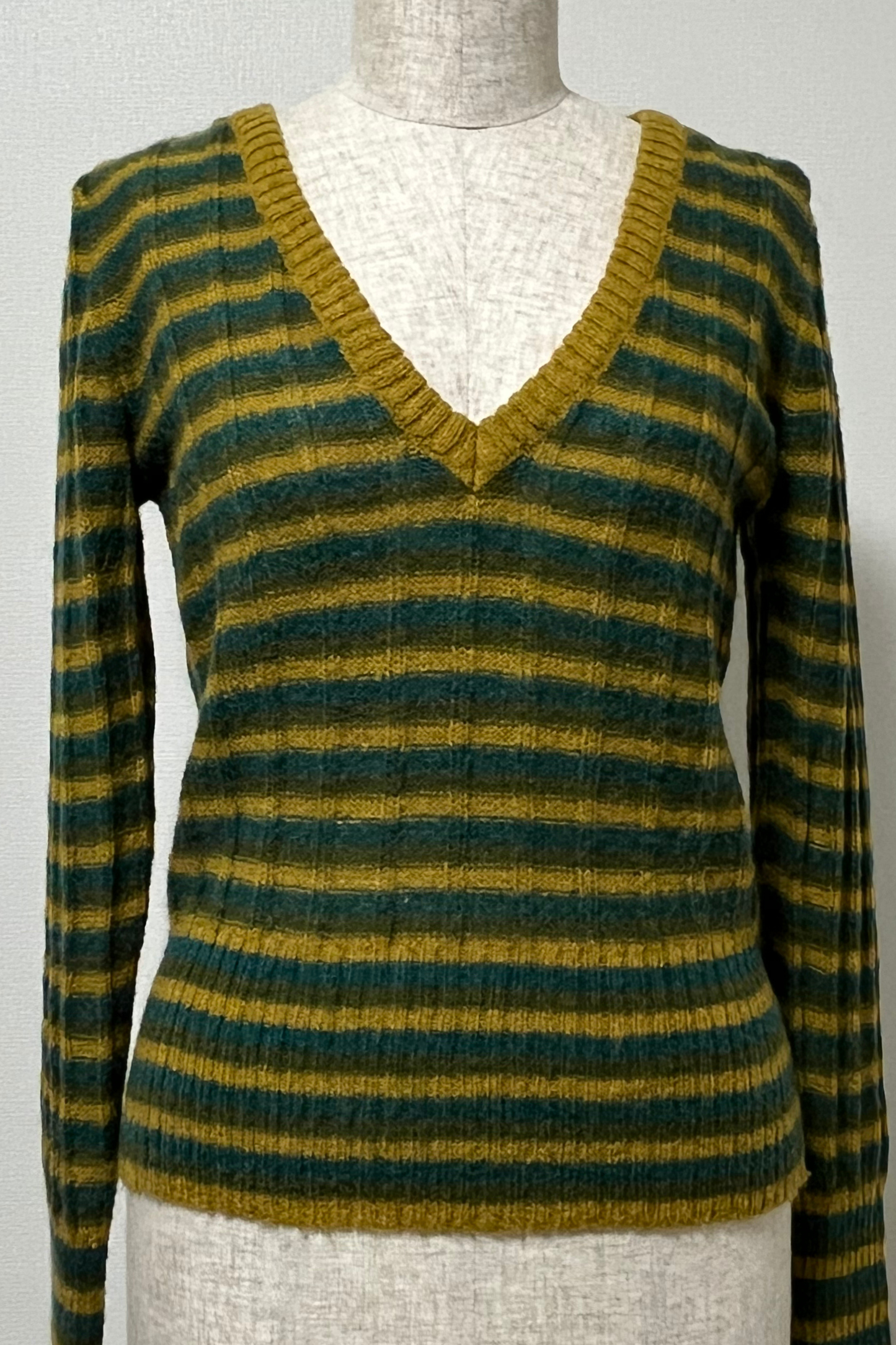 SELECTED VINTAGE / 70s Vneck knit top