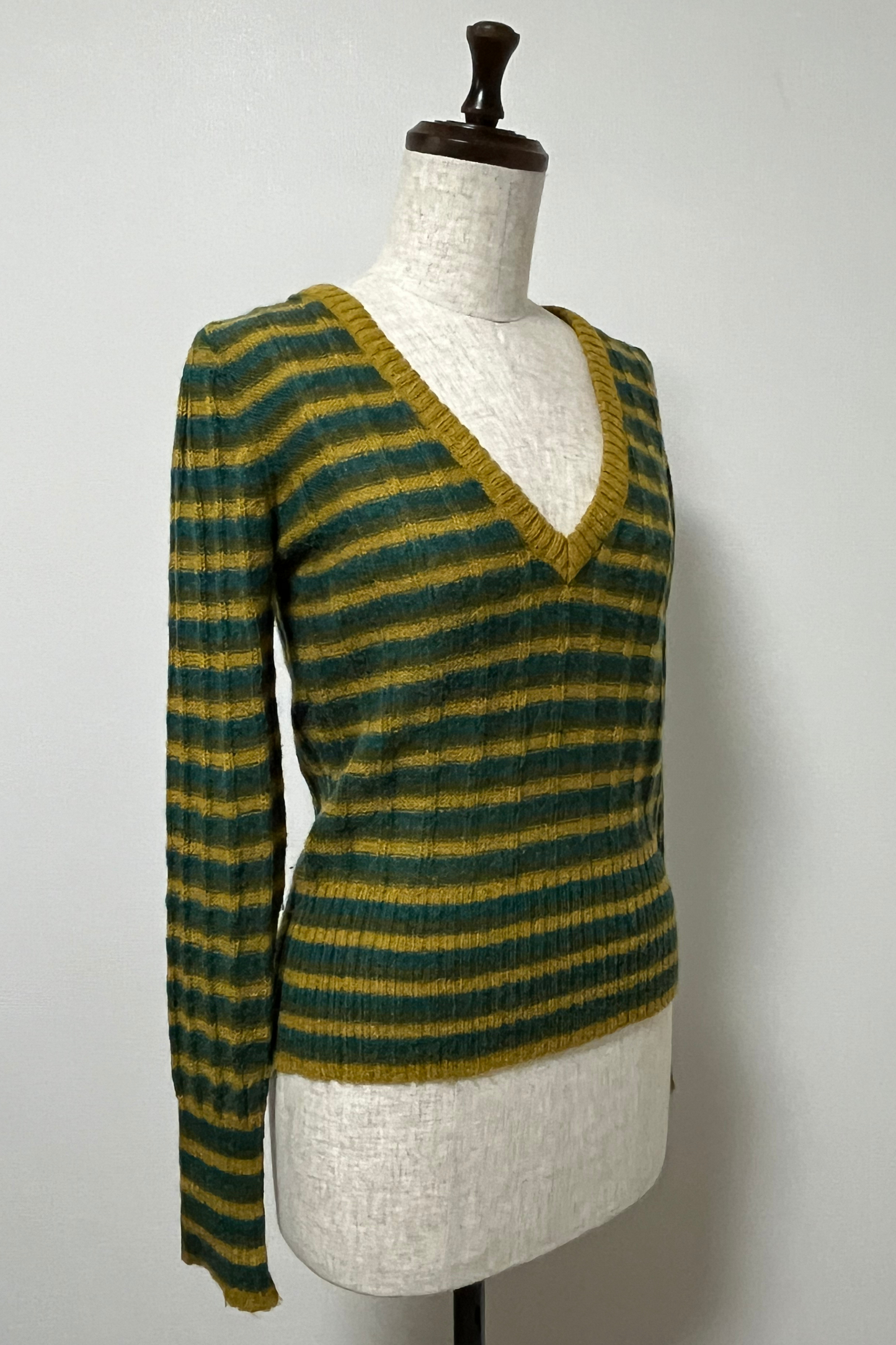 SELECTED VINTAGE / 70s Vneck knit top