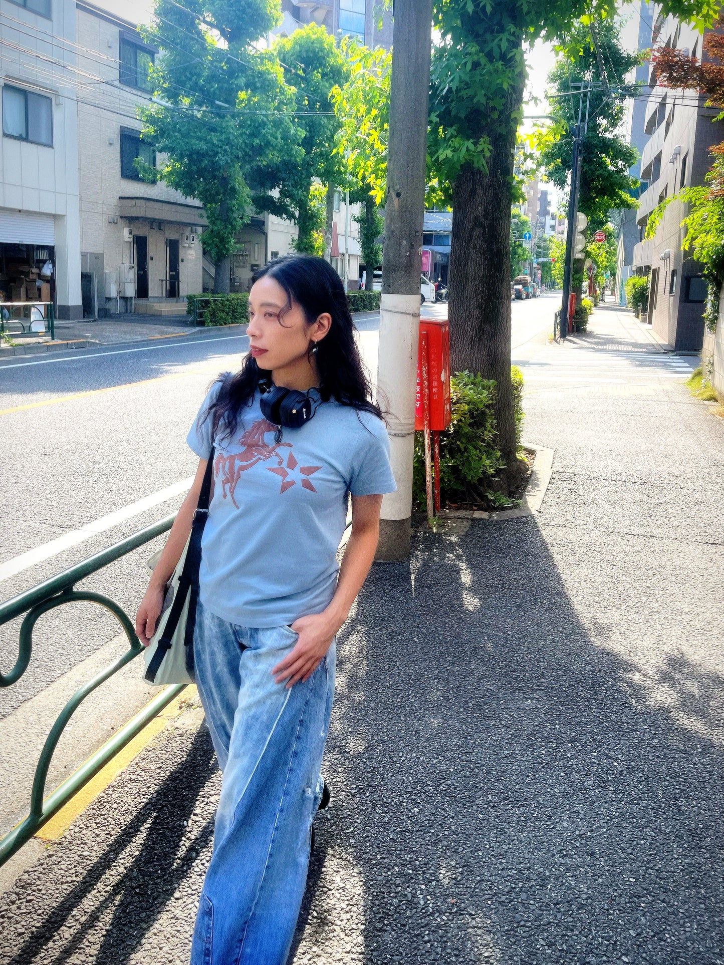 Jumpin’ Horse Fit T-shirt | Acid Blue × Light Blue