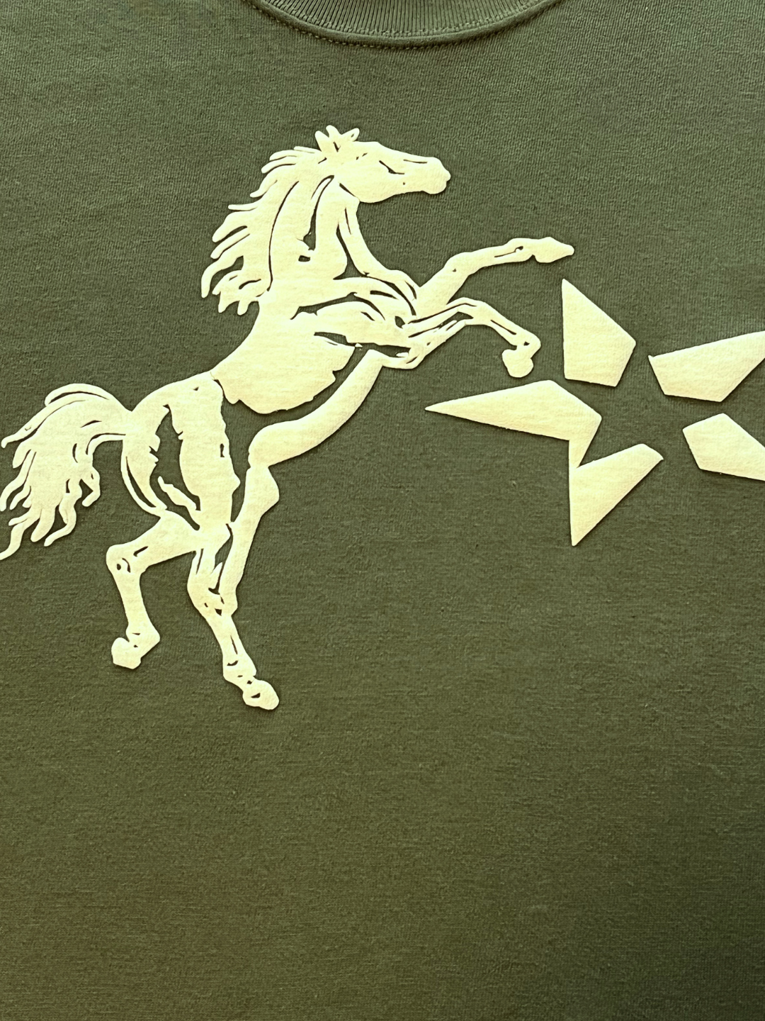 Jumpin’ Horse Fit T-shirt | Khaki × Light Yellow